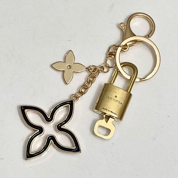 LOUIS VUITTON LOCK AND KEY ON KEYCHAIN #302-c - Picture 3 of 8